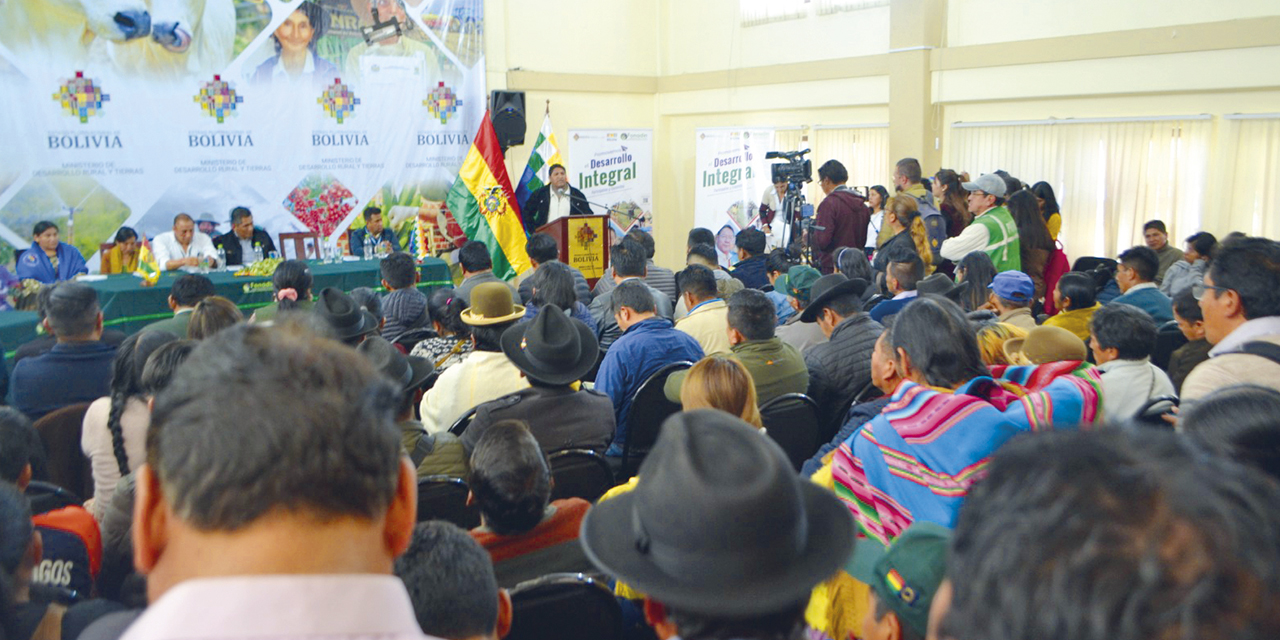 La firma del convenio con los municipios beneficiados.  | Foto: MDRyT