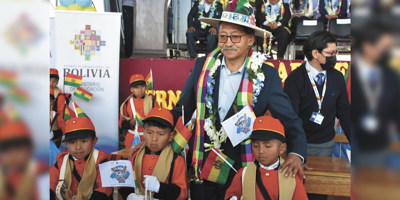 El ministro Quispe con niños que recibieron su bono en Oruro. | Foto: Ministerio de Minería