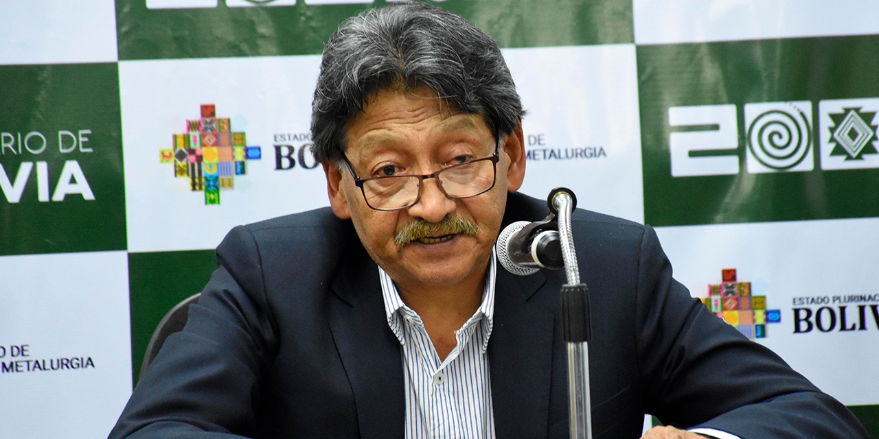 El ministro de Minería, Marcelino Quispe, en conferencia de prensa.