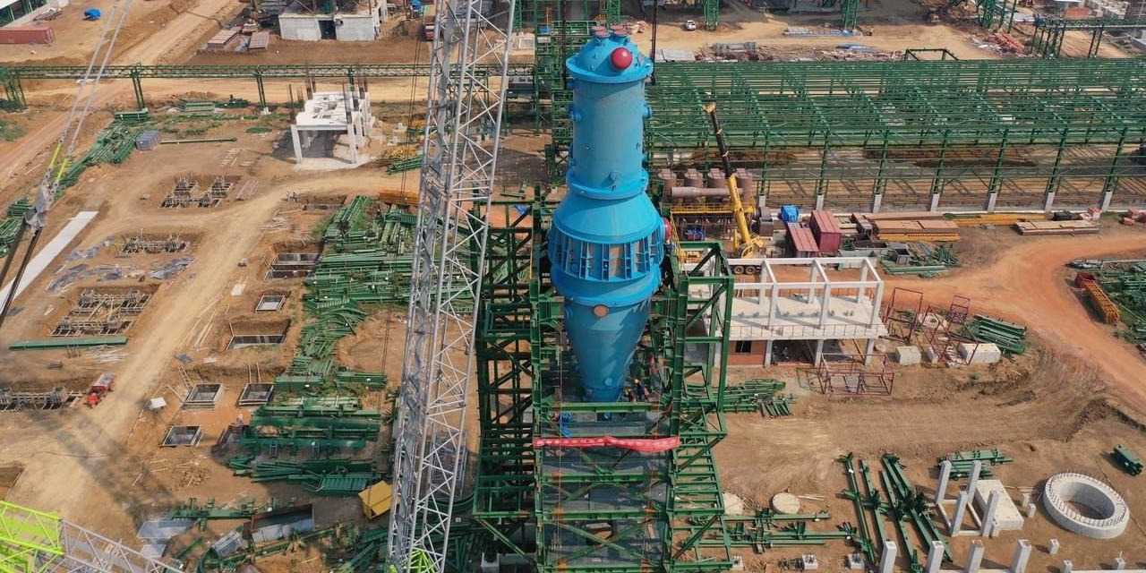 El reactor montado en la torre de la Planta de Reducción Directa de Hierro (DRI). | Foto: Min. Minería