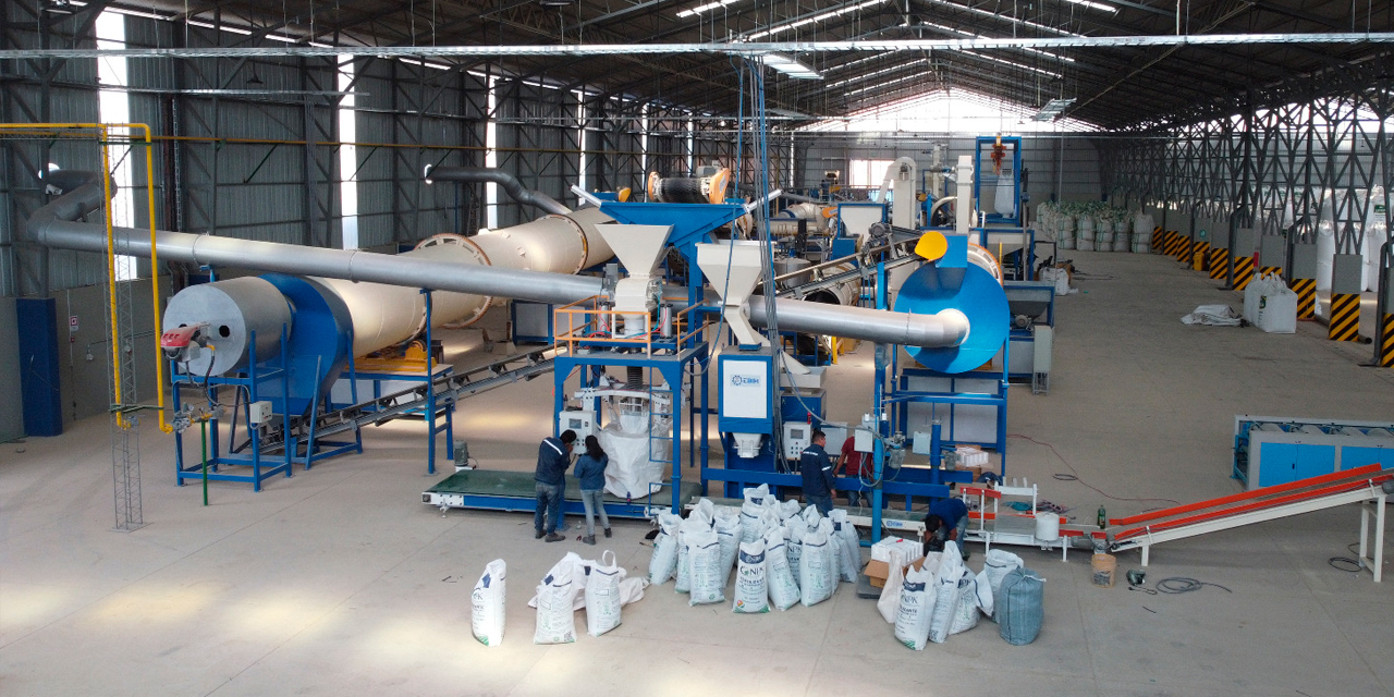 Obreros en la nueva planta NPK de producción de fertilizantes granulados, ubicada en el Parque Industrial Santivañez de Cochabamba.