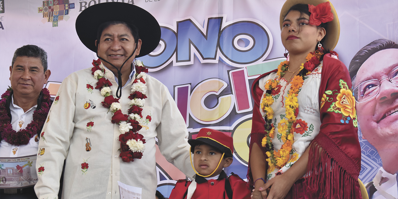 El ministro de Obras Públicas, Édgar Montaño,  junto a un niño beneficiario. | Foto: MOPSyV