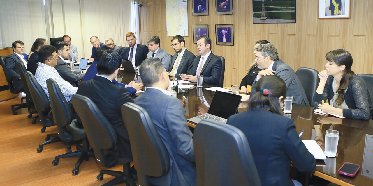 Representantes de ambas empresas durante una reunión. | Foto: Min. Hidrocarburos