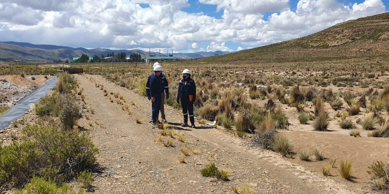 Una inspección de los terrenos  de la metalúrgica de Vinto, donde se emplazará la planta de zinc. | Foto: Archivo