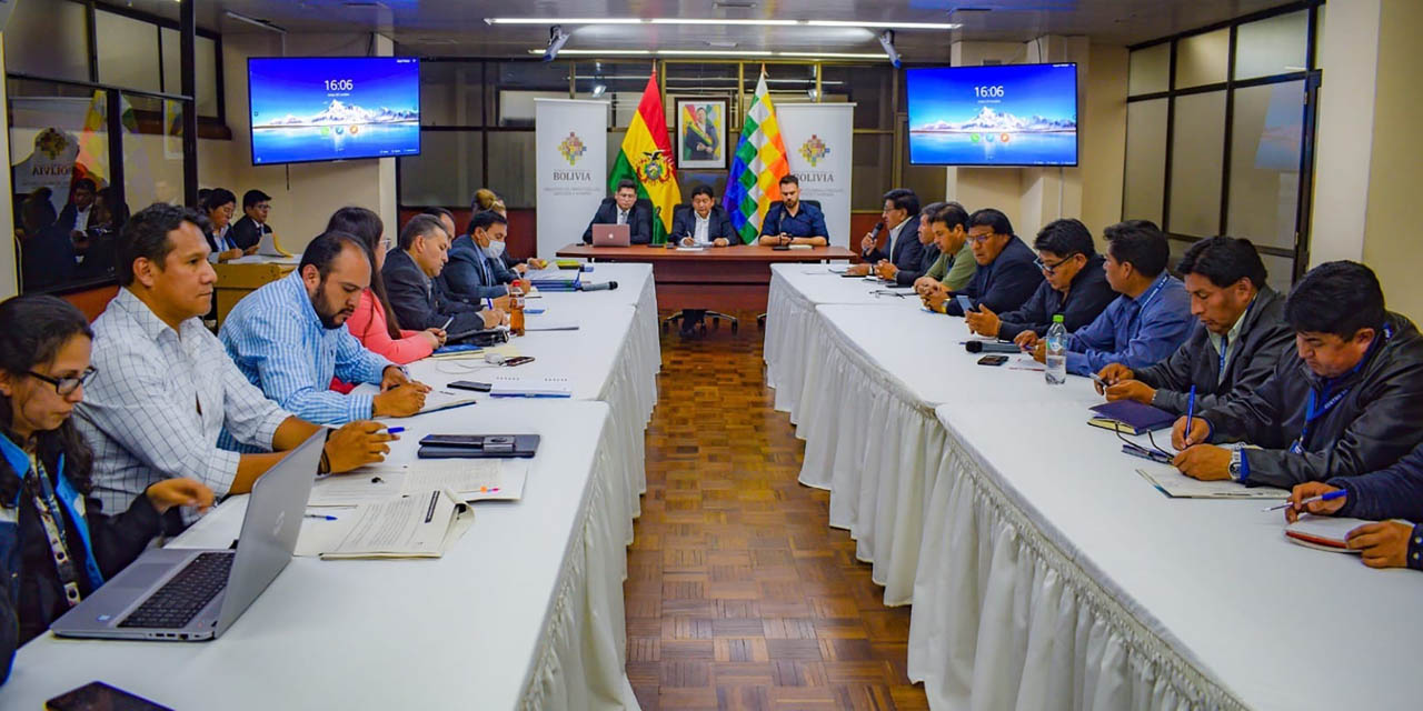 El encuentro entre autoridades del Gobierno y la dirigencia nacional de choferes.| Foto: Min. Obras Públicas