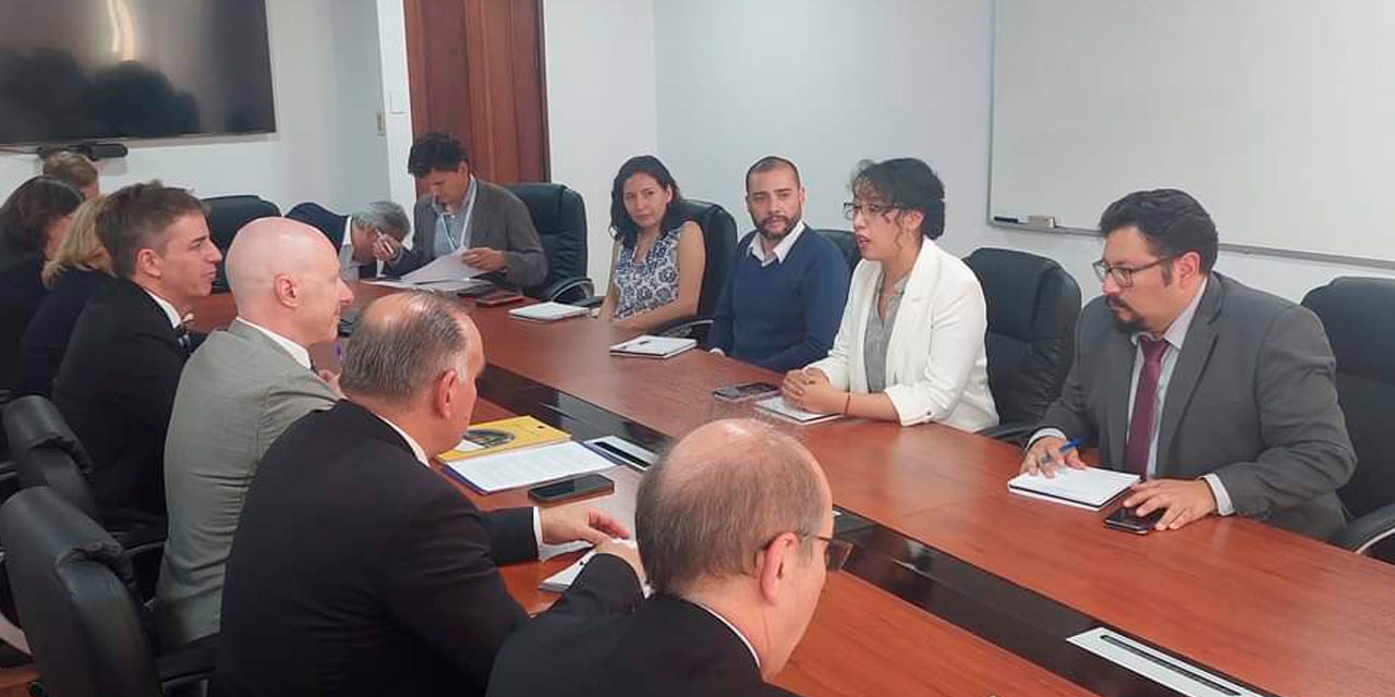 La presidenta de YLB, Karla Calderón, en la reunión con los embajadores de la Unión Europea. Foto: YLB