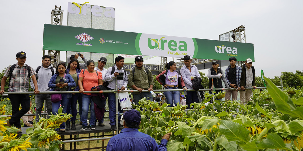 Socializan la urea en la Feria Vidas, en Santa Cruz. Foto: YPFB.