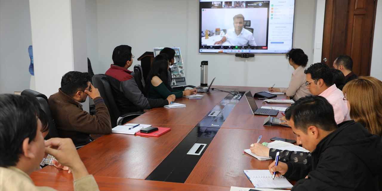 La reunión virtual entre representantes de YLB de Bolivia y de la Embajada de India. Foto: YLB