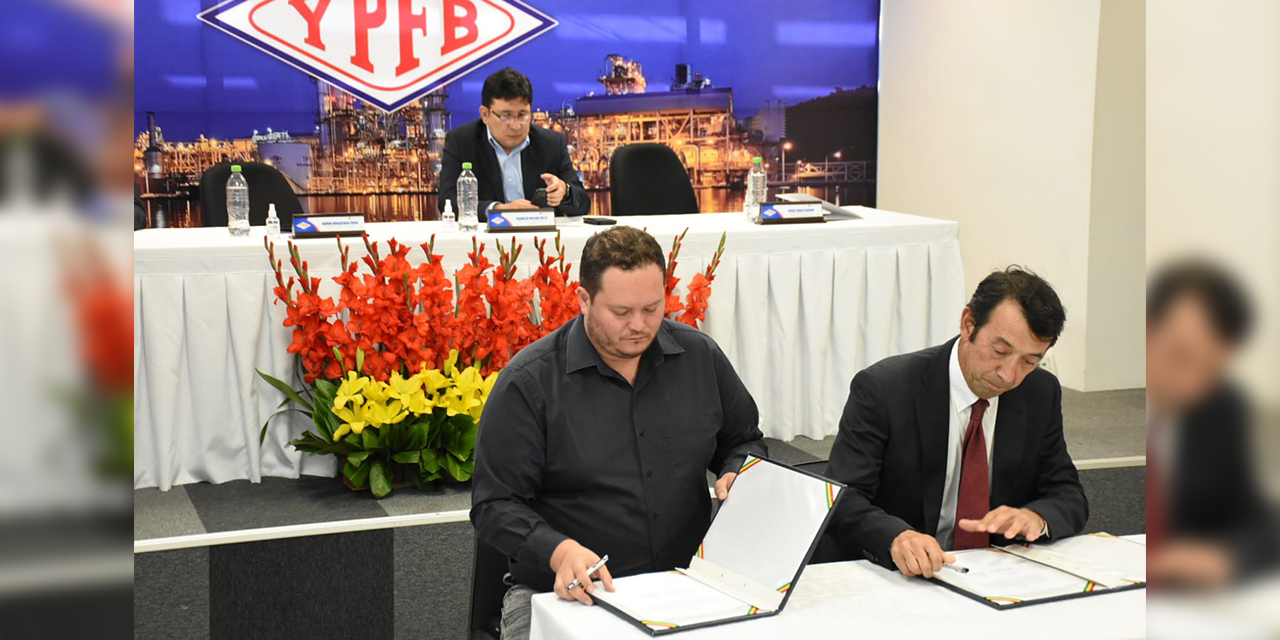 El presidente ejecutivo de YPFB, Armin Dorgathen, y el representante de Vintage Petroleum Boliviana, Jorge Martin, en la firma de los contratos petroleros el 20 de enero de 2023. Foto: Archivo ABI