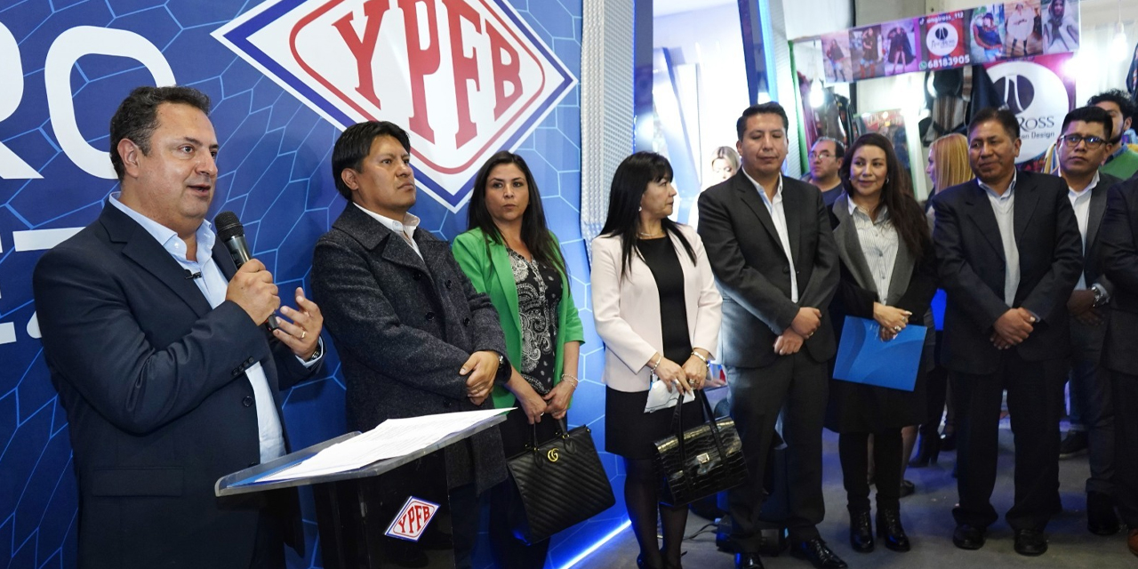 Inauguración del stand de YPFB en la Fipaz. Foto: YPFB