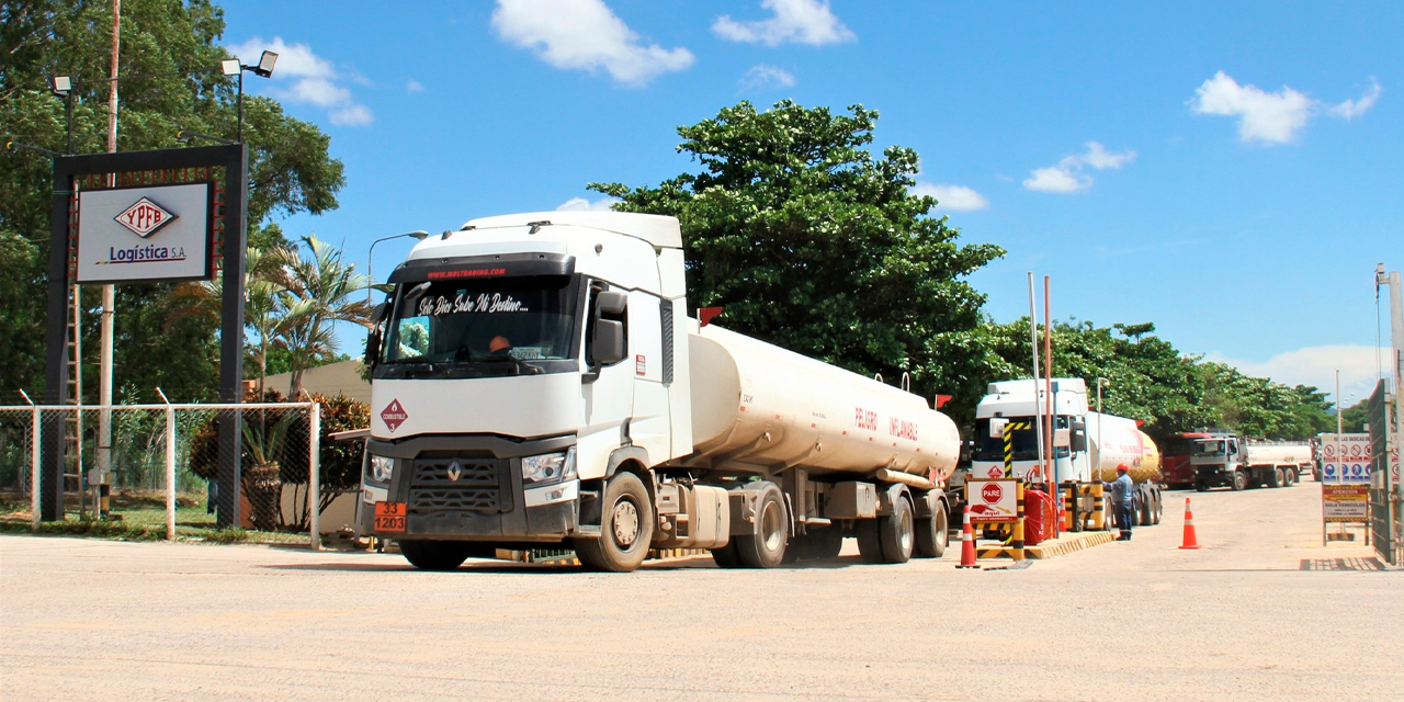 Cisternas de transporte de combustibles. Foto: YPFB Archivo.