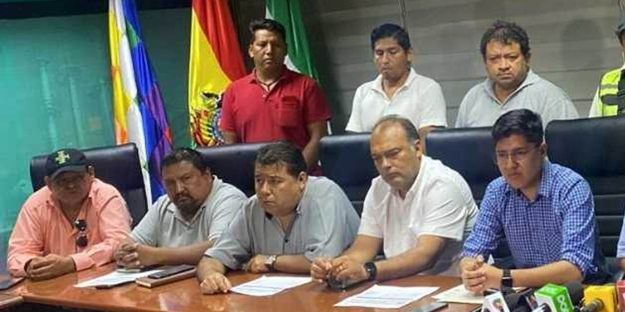 La conferencia de prensa de los sectores que participaron en la reunión, ayer. | Foto: YPFB