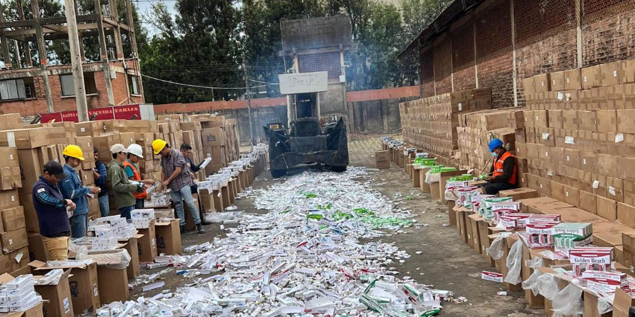 Proceso de destrucción de los cigarrillos ilegales. Foto: Aduana Nacional