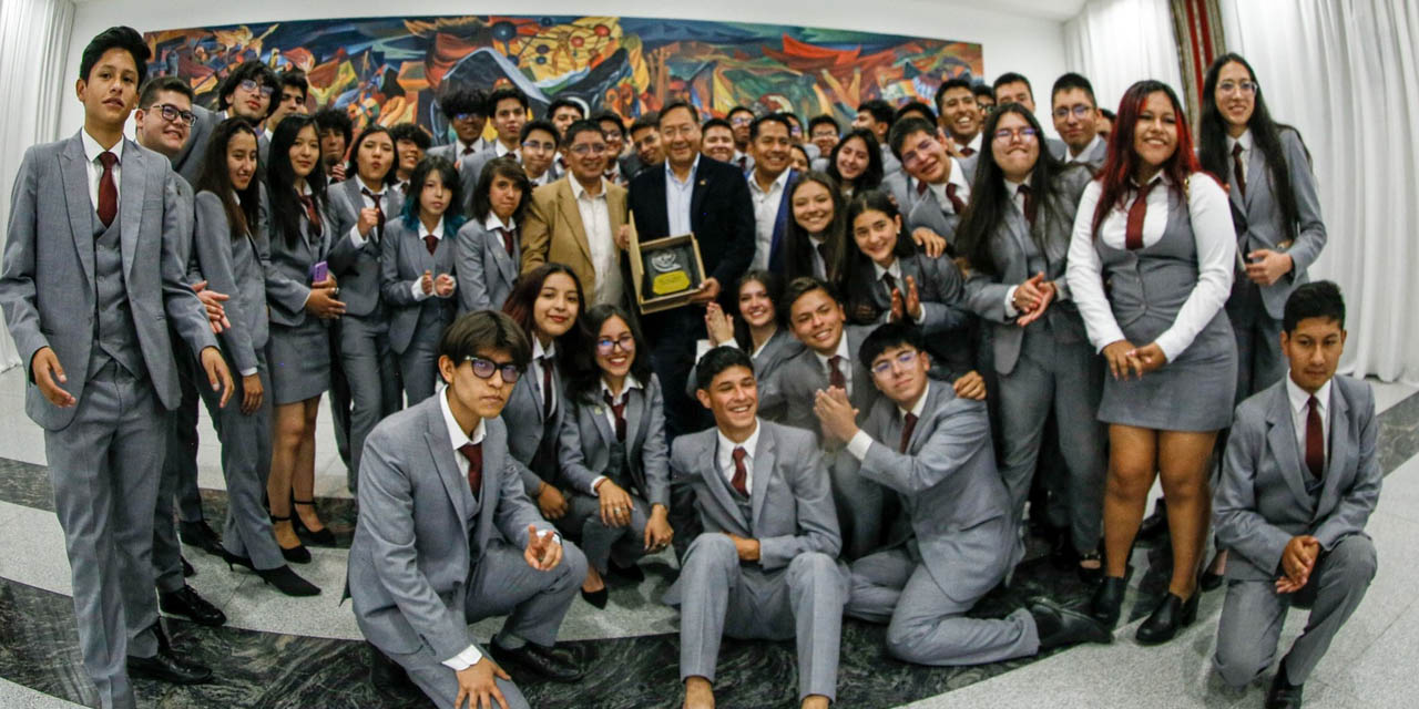 El presidente Luis Arce junto a estudiantes de la Promoción del Colegio Loretto de La Paz en Casa Grande del Pueblo. Foto: Facebook Lucho Arce