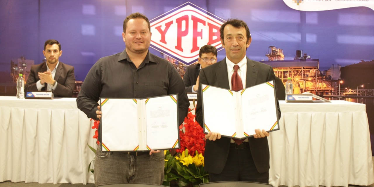 El presidente de YPFB, Armin Dorgathen, y el Gerente General de Vintage Petroleum Boliviana LTD, Jorge Martignoni, durante la firma de los contratos el 20 de enero de 2023. Foto: YPFB