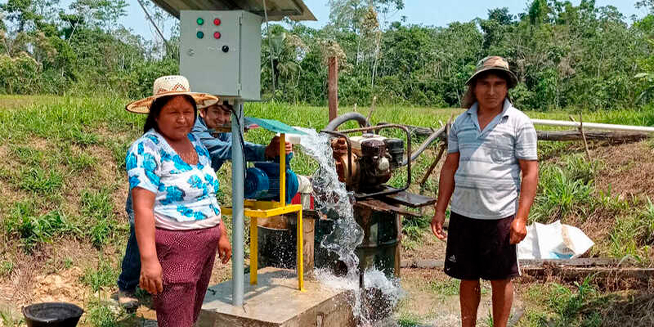 Beneficiarios de proyectos de electrificación Rural. Foto archivo Ministerio de Hidrocarburos