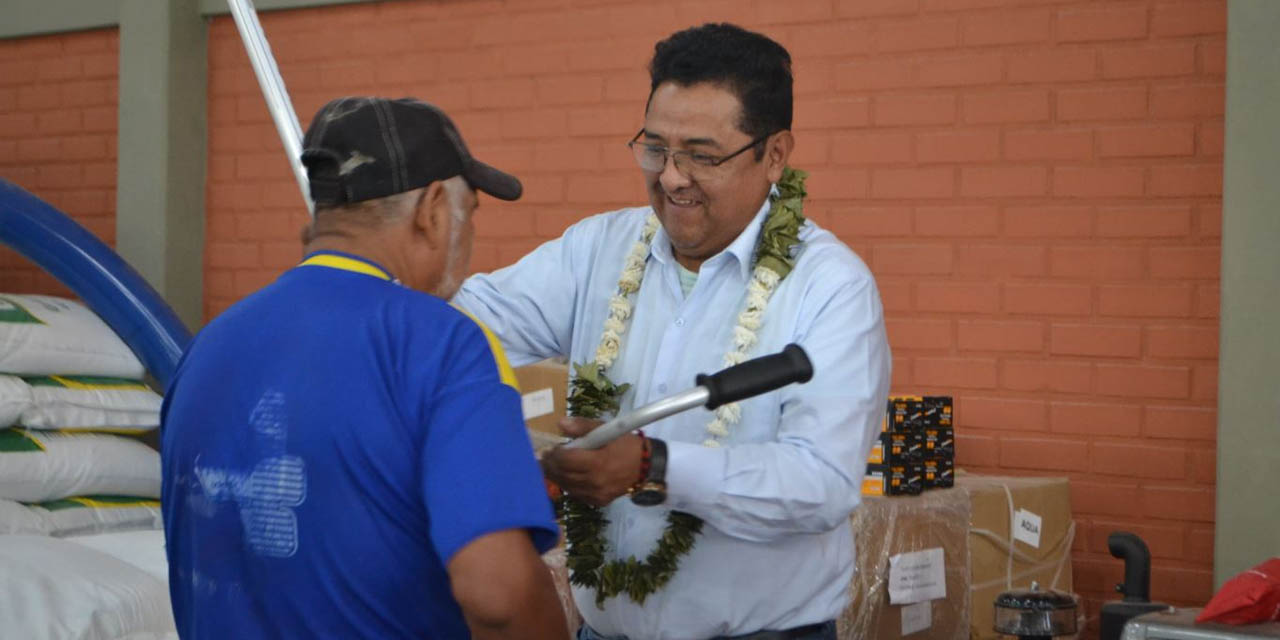 El ministro de Desarrollo Rural y Tierras, Remmy Gonzales,  entrega los equipos a los productores.  | Foto: MDRyT