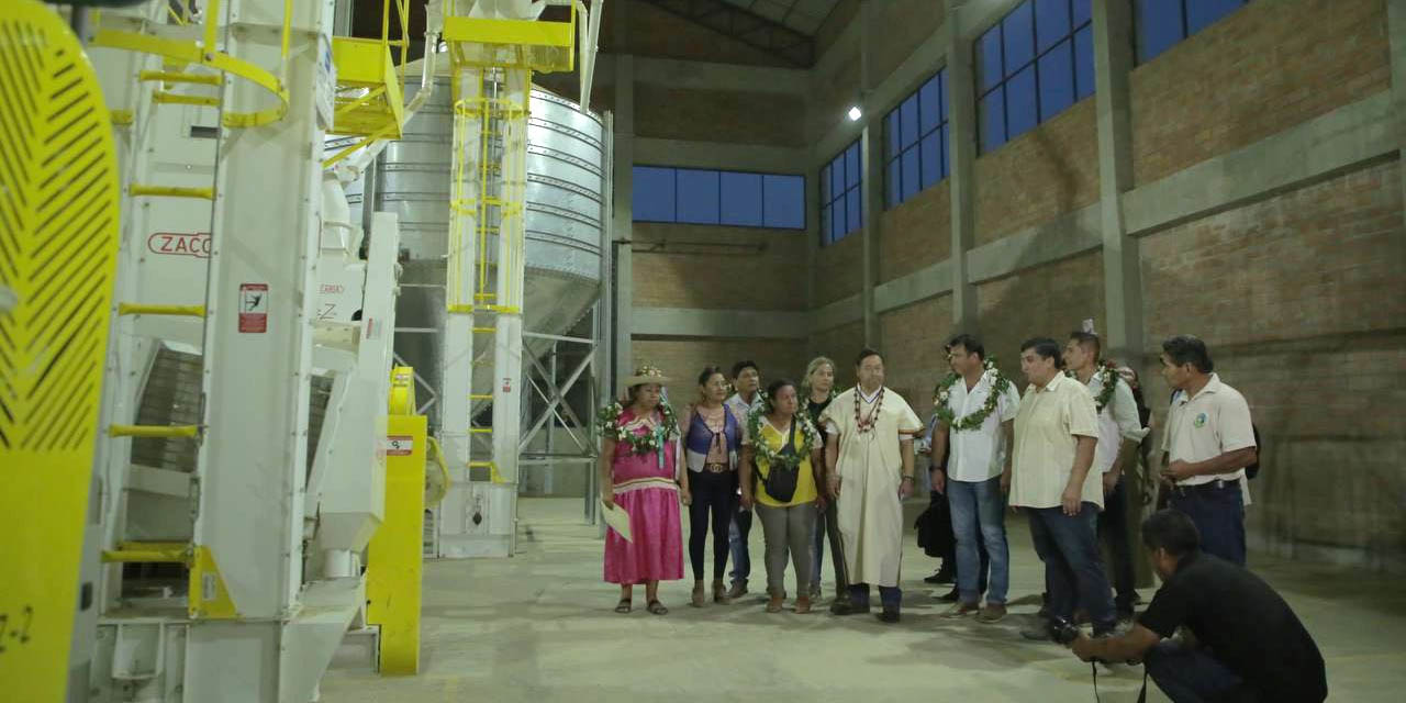 Luego del acto de inauguración de la obra, el presidente Luis Arce, junto con su comitiva, visitó los predios de la factoría. | Foto: MHE