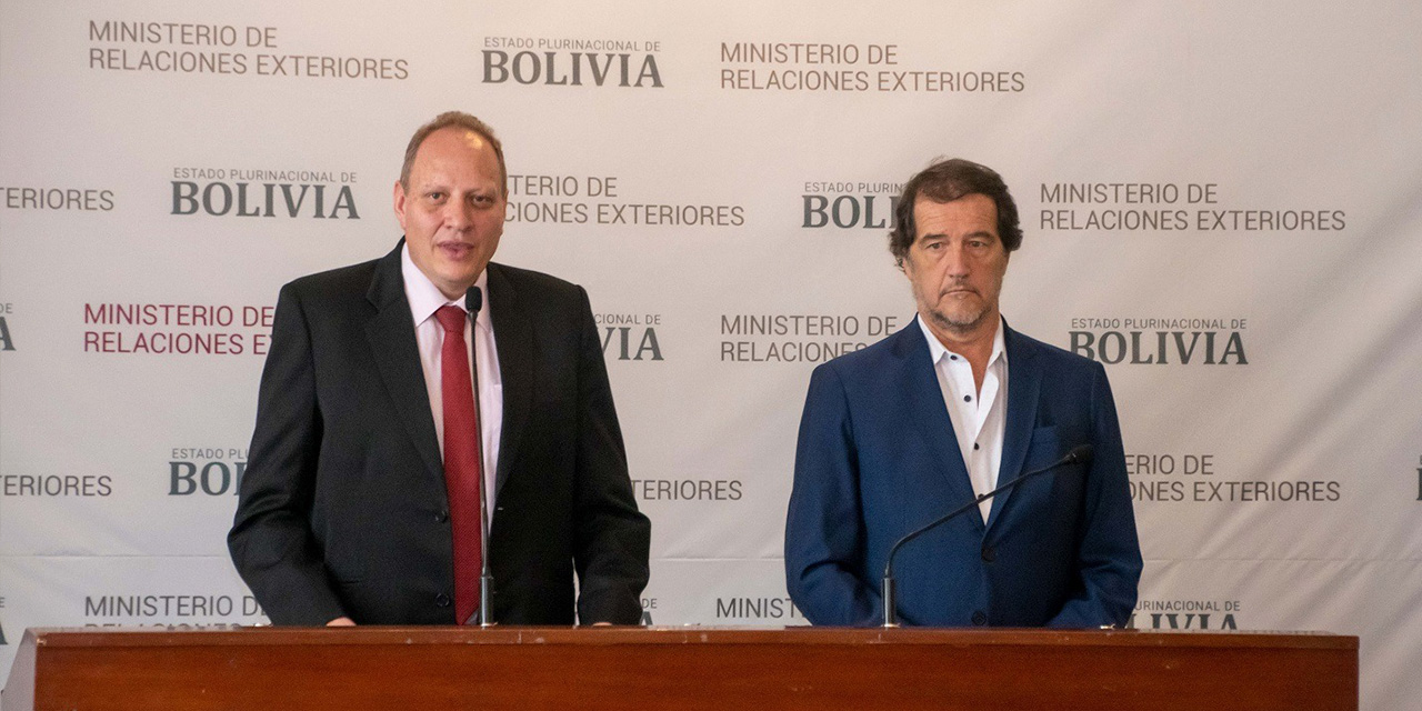 El viceministro Blanco y el embajador Basteiro. Foto: Cancillería