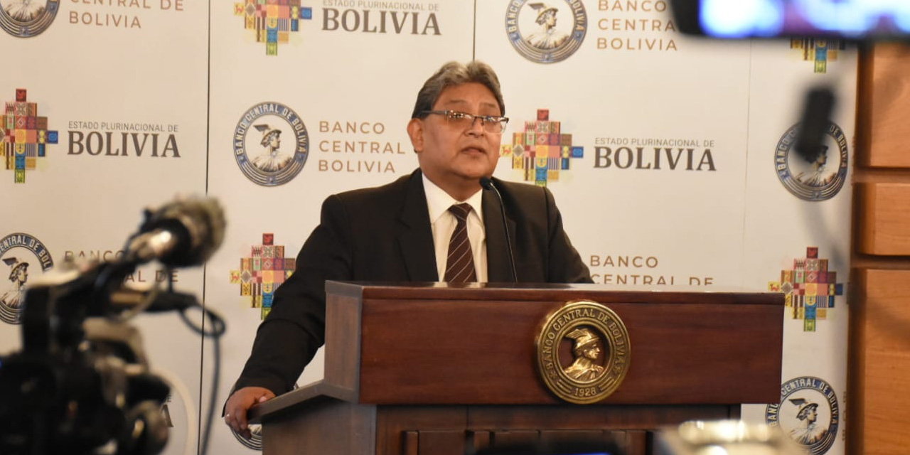 El presidente del BCB, Edwin Rojas, en conferencia de prensa. Foto: Archivo.