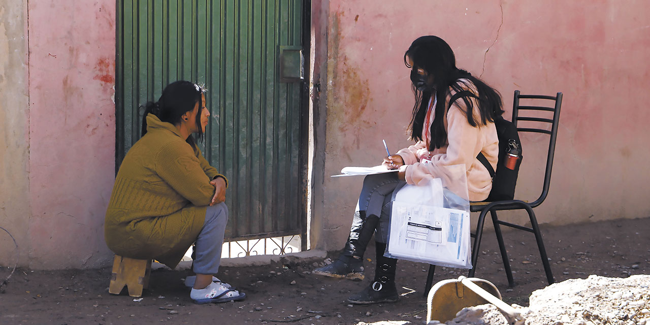 Estudiantes realizan la consulta en el Censo Experimental de Capinota. | Foto: Archivo