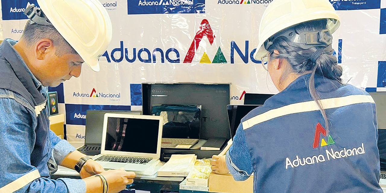 El personal de la Aduana expone los productos decomisados.  | Foto: Aduana Nacional