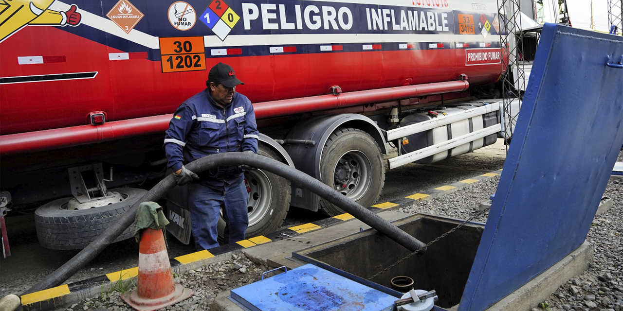 Aprovisionamiento de combustibles en una estación de servicio.