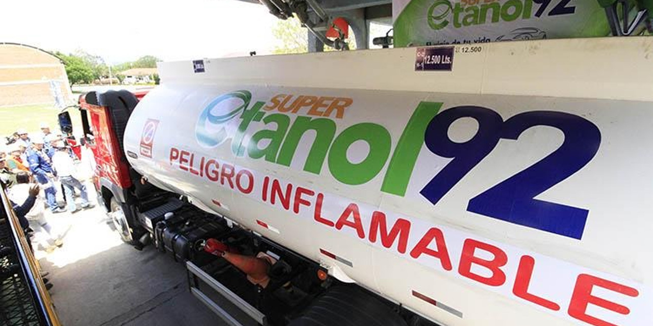 Venta de la gasolina súper etanol. (Foto: YPFB)