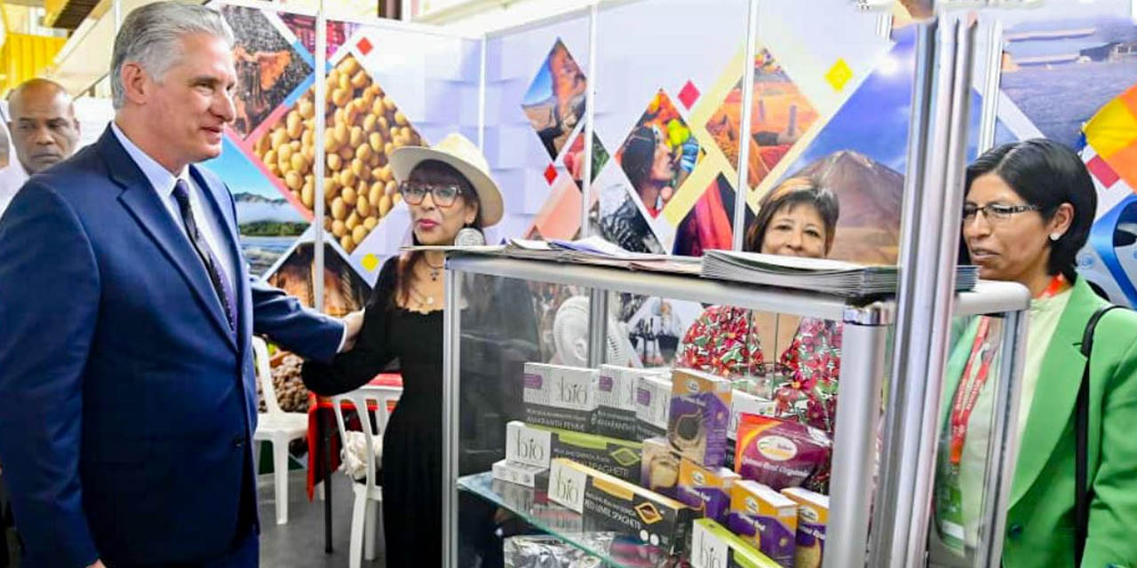 El presidente de la República de Cuba, Miguel Díaz-Canel, visita el estand de Bolivia en la FIHAV.  | Foto: MRE