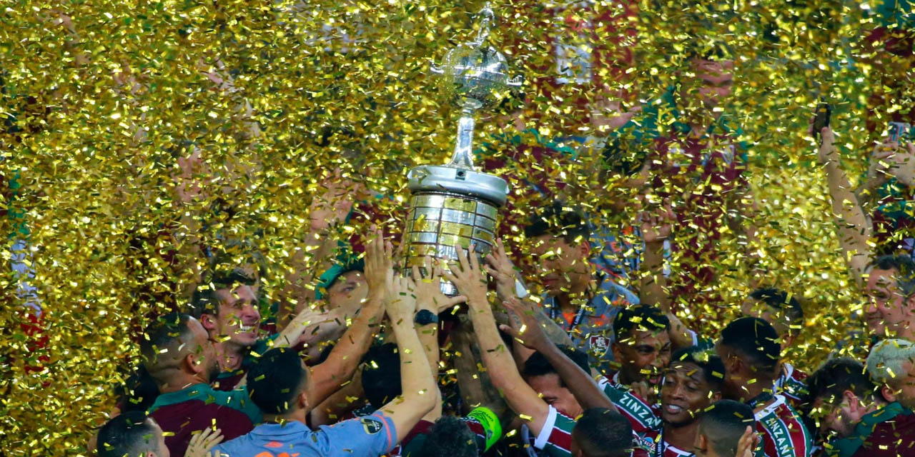 Jugadores de Fluminenses se confunden entre abrazos y con la copa de campeón de por medio. | Foto: Conmebol