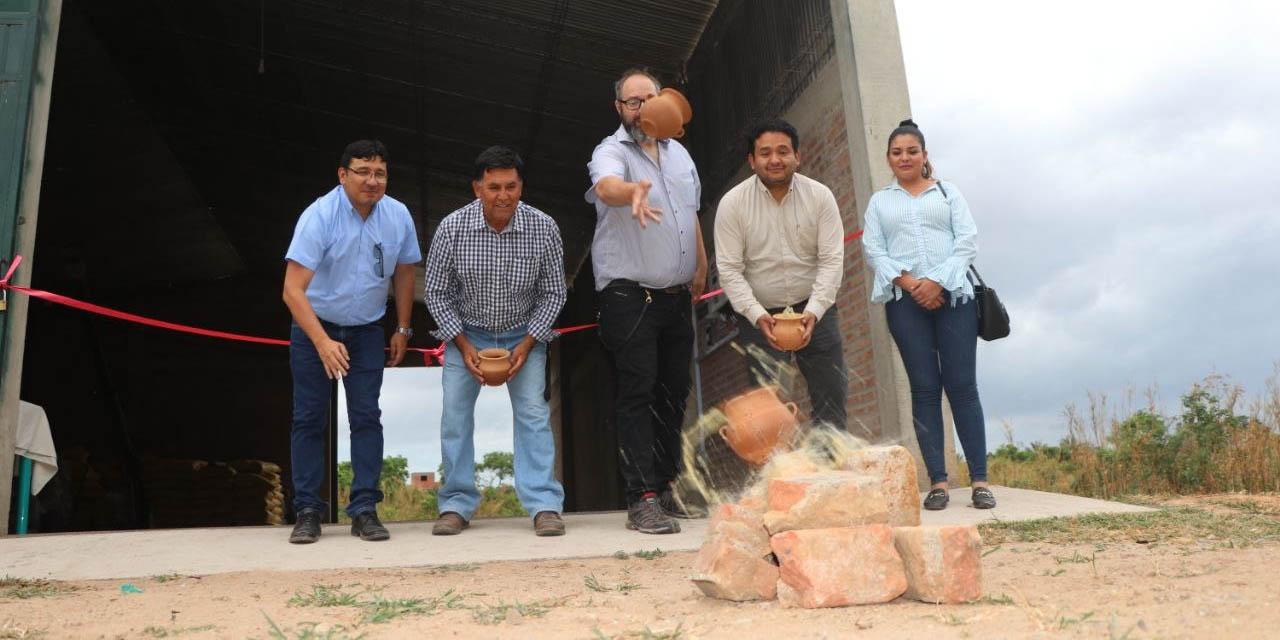 Representantes de Hidrocarburos, la cooperación alemana y avicultores. | Foto: MHE