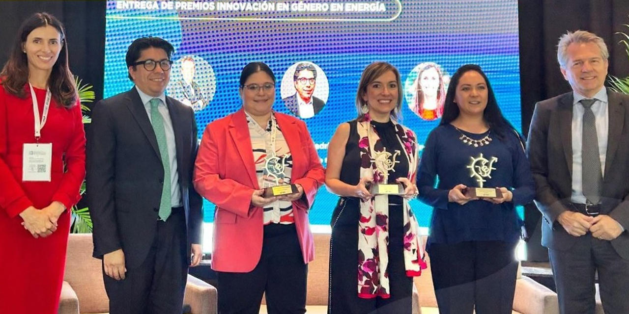 La delegación boliviana ganadora del premio.