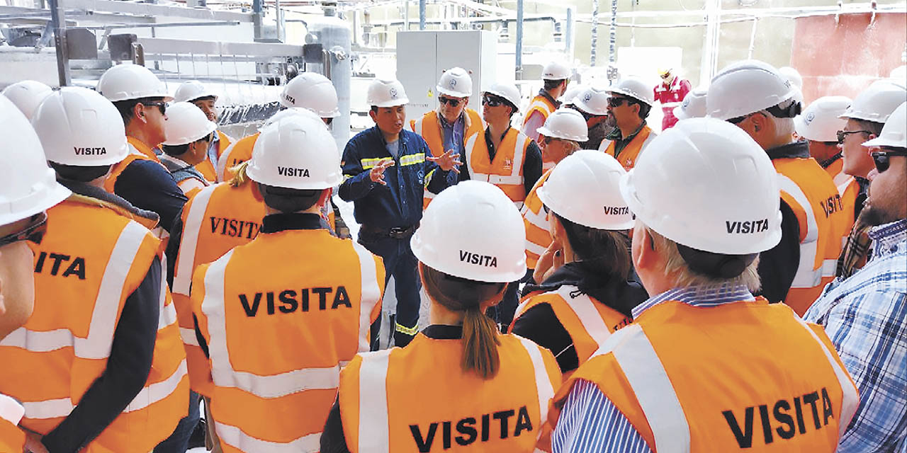 Los representantes de las empresas europeas durante la visita al complejo de YLB. | Foto: YLB