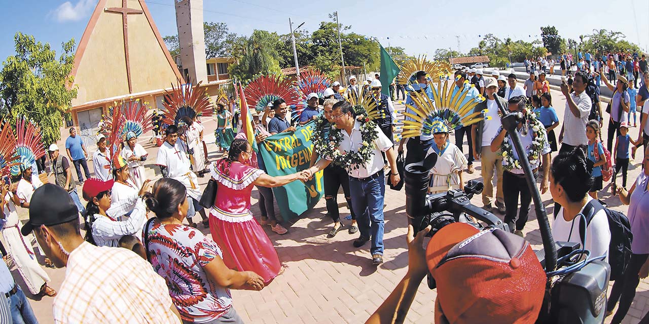 La población de Loreto recibe al presidente Luis Arce.  | Foto: Comunicación Presidencial