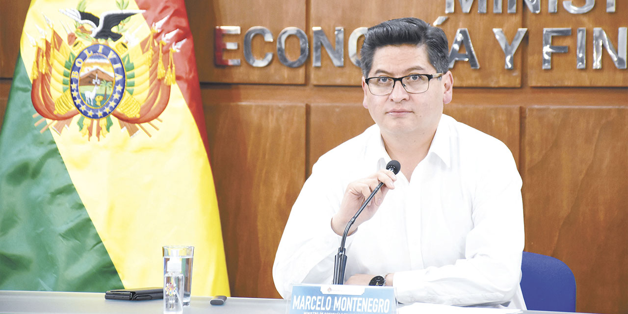 “No se entiende una actitud de bloqueo, de intransigencia cuando está abierta la posibilidad de hablar”, precisó el ministro de Economía y Finanzas Públicas, Marcelo Montenegro. La Paz, 08 de noviembre de 2023 (AEP). – El ministro de Economía y Finanzas Públicas, Marcelo Montenegro, lamentó ayer la afectación económica que se genera en la sede de gobierno por los bloqueos del sector cooperativista minero. “Los daños que atentan al bolsillo del boliviano que vive del día a día son fuertes. Hay personas que dependen de la venta diaria para llevar el sustento a su hogar y estos bloqueos lo que hacen es simplemente generar esa incertidumbre sobre la generación de esos ingresos diarios”, afirmó la autoridad.   Explicó que el Gobierno nacional está abierto al diálogo. Dijo que el presidente Luis Arce mandó una misiva a la dirigencia del sector, solicitó abordar sus demandas después del 10 de noviembre porque el Jefe de Estado debe brindar un informe a la Asamblea Legislativa Plurinacional y, además, acudir al aniversario de Potosí.  “Ha solicitado la comprensión de estos sectores para sentarse ante la mesa del diálogo después del 10 de noviembre. Entonces no se entiende una actitud de bloqueo, de intransigencia cuando está abierta la posibilidad de hablar”, precisó.   | Foto: Archivo