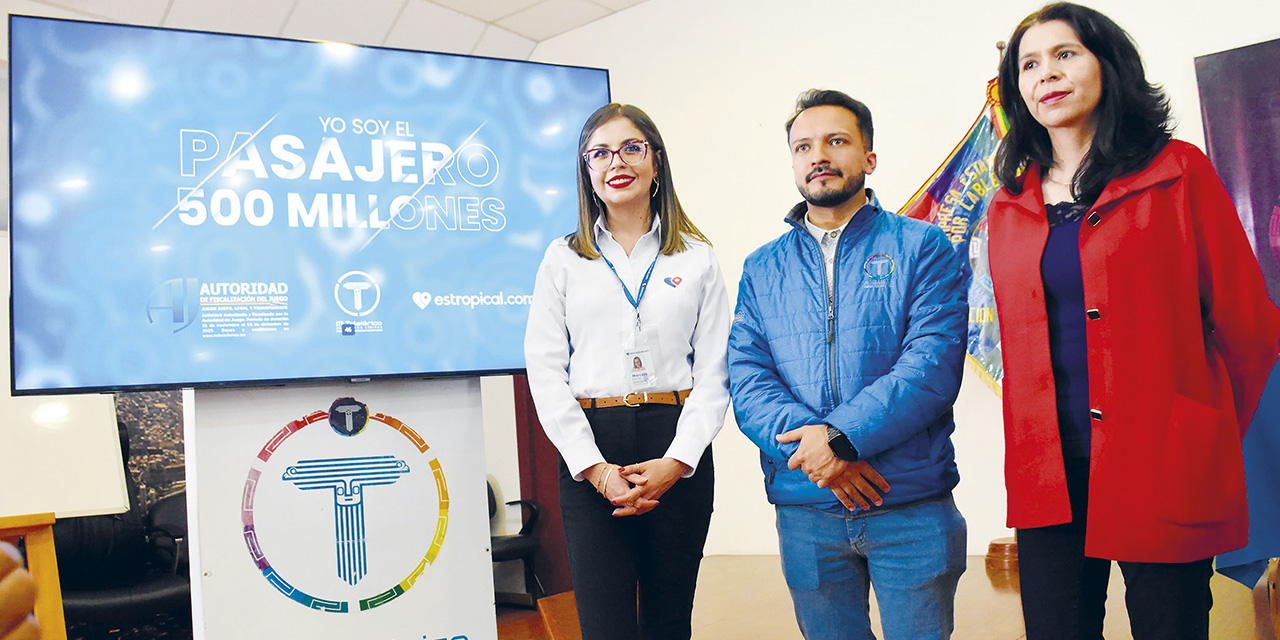 El gerente de Mi Teleférico, Alejandro Gonzales (centro), en el lanzamiento de la promoción. | Foto: Jorge Mamani