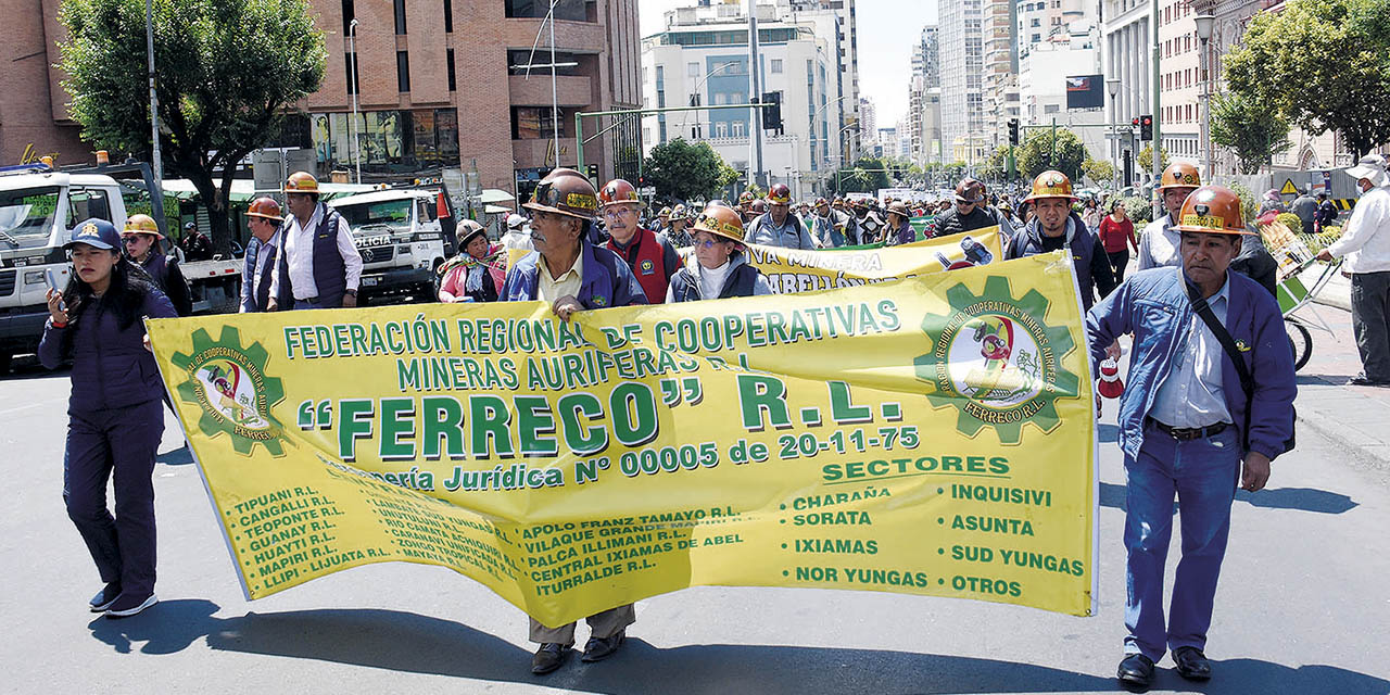 Los cooperativistas auríferos iniciaron ayer una movilización con bloqueos en la urbe paceña. | Foto: Gonzalo Jallasi