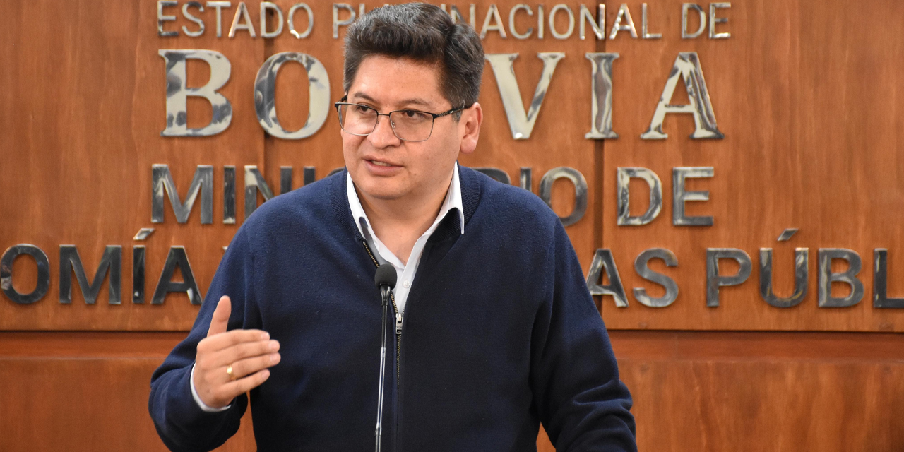 El ministro de Economía, Marcelo Montenegro, en conferencia de prensa.