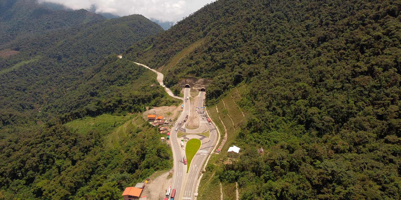 Vista aérea de la Doble Vía El Sillar, que une a Cochabamba con Santa Cruz. Foto: VICECOM