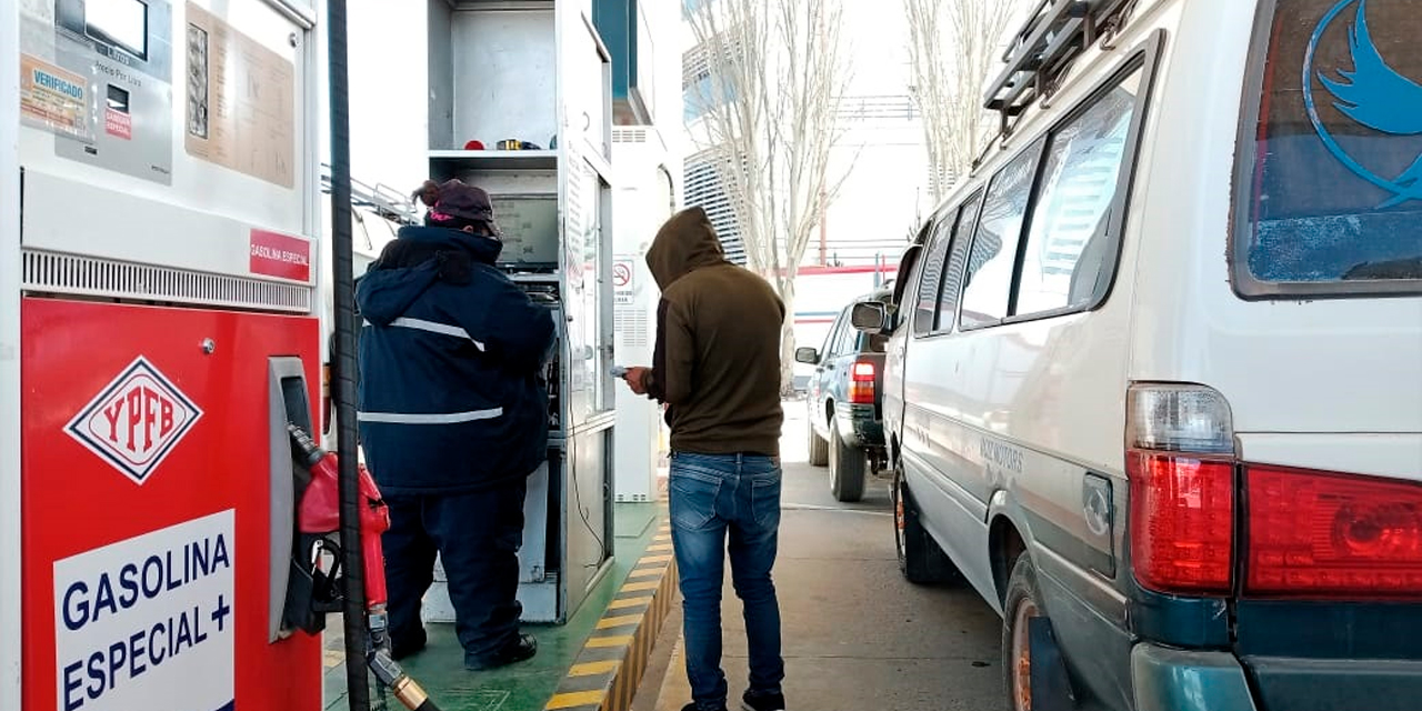 La venta de combustible en una estación de servicio. Foto: Archivo