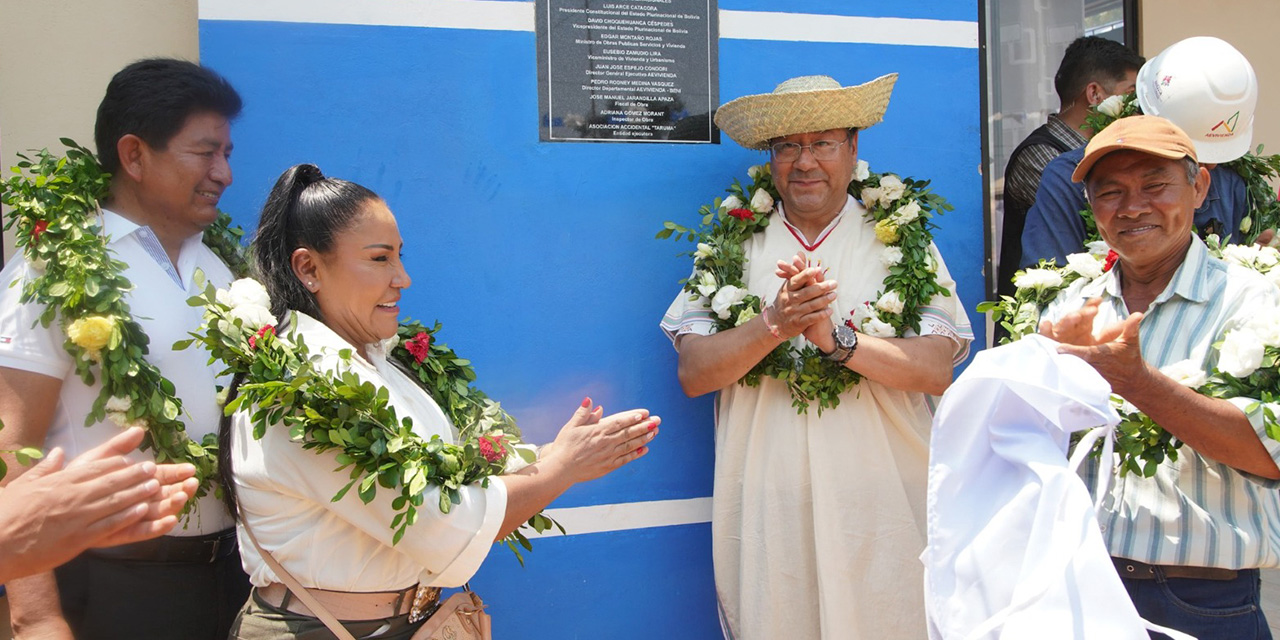 El presidente Luis Arce entrega las viviendas a las familias del municipio de San Ramón.