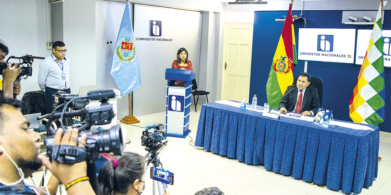 El presidente del SIN, Mario Cazón, en conferencia de prensa.  | Foto: SIN