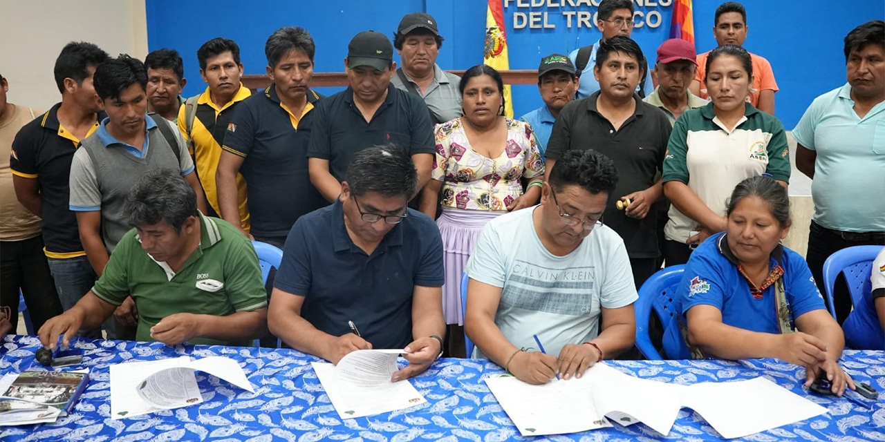 Los ministros y los dirigentes durante la firma del convenio. Foto: MDPyEP