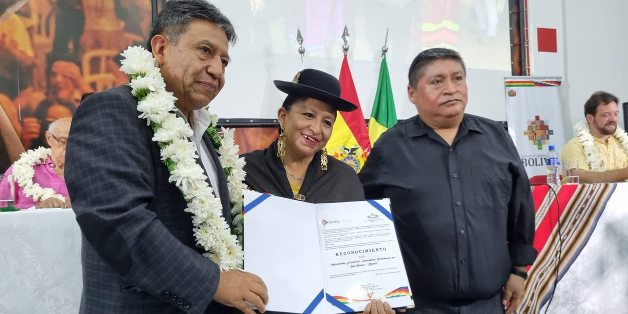 El vicepresidente David Choquehuanca recibió un reconocimiento de la comunidad boliviana en Brasil. Foto: Vicepresidencia.