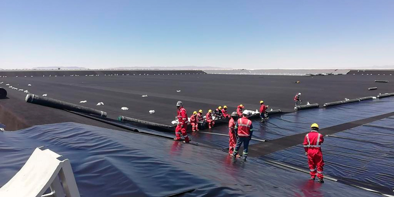 Obreros de YLB realizan los trabajos de impermeabilización, reimpermeabilización, soldadura con geotextil y geomembranas. Foto. YLB