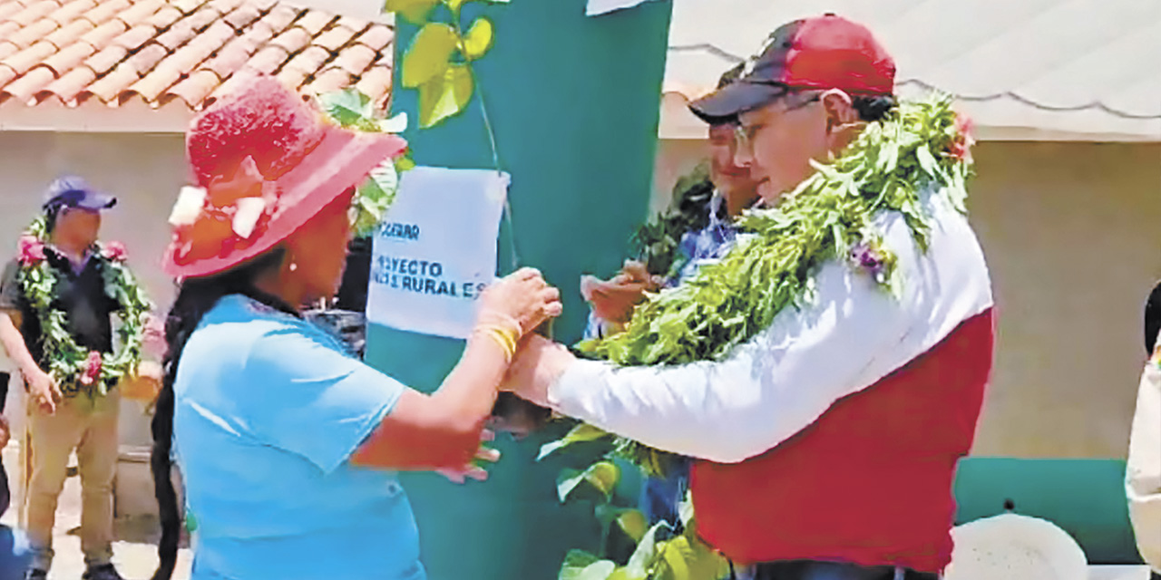 Los beneficiados reciben los plantines y las semillas. | Foto: MDRyT