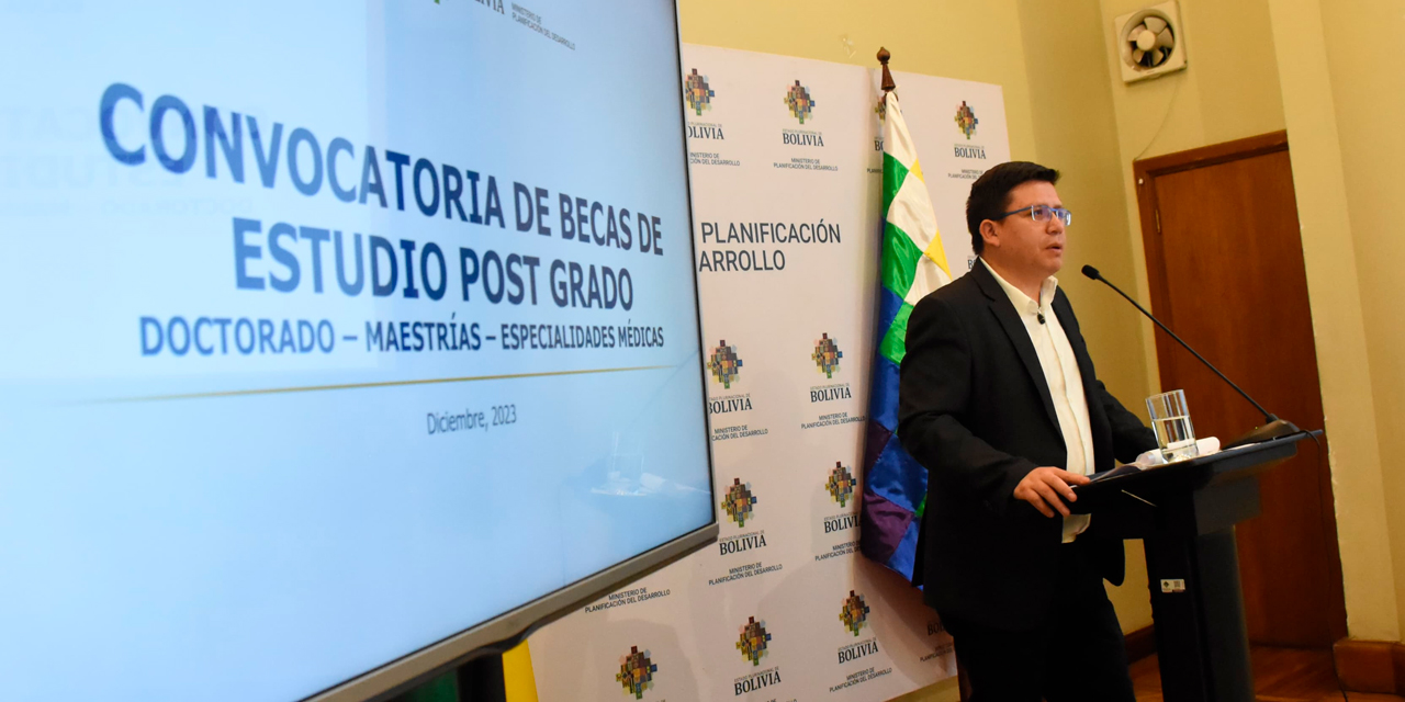 El ministro de Planificación, Sergio Cusicanqui, en conferencia de prensa.