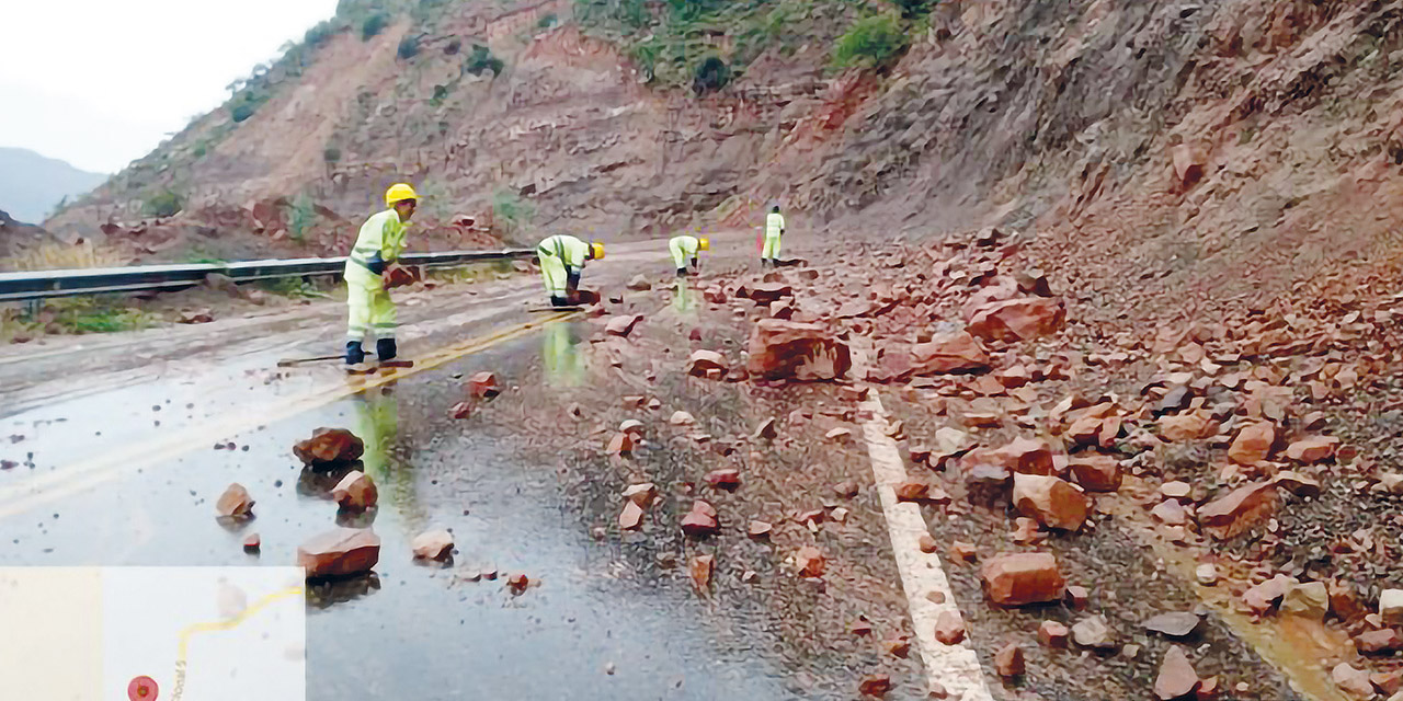 Trabajos de limpieza en la carretera Aiquile-Santa Cruz. | Foto: ABC