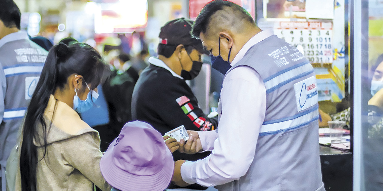 Los ciudadanos menores de 18 años deben tener un permiso de la Defensoría para viajar.  | Foto: RRSS