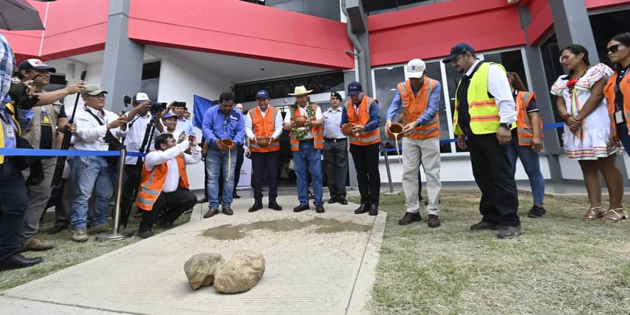 Ch’alla de las infraestructuras remozadas de la terminal de Rurrenabaque. | Foto: Presidencia